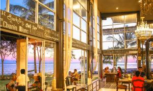 un restaurante con vistas al océano desde el interior de un edificio en Summer Luxury Beach Resort & Spa, en Baan Tai