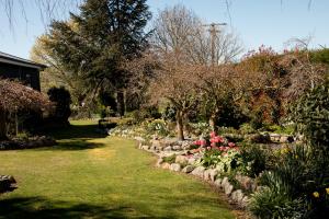 Ein Garten an der Unterkunft Shearvue Farmstay with Optional Free Farm Experience at 5pm