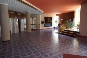 een lege lobby van een gebouw met een trap bij Beautiful Studio with sea view in Lignano Sabbiadoro