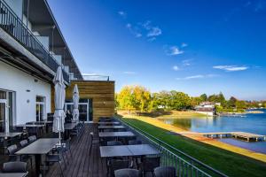 Výhled na řeku, která protéká v blízkosti hotelu