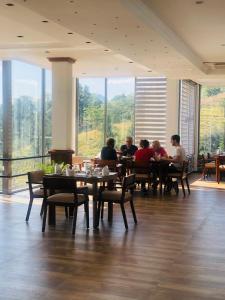 Reštaurácia alebo iné gastronomické zariadenie v ubytovaní Riverbank Resort Gampola