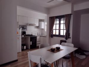 A kitchen or kitchenette at Luminoso Departamento,con cochera Zona Centro