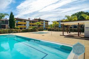una piscina frente a un complejo de apartamentos en Monte Laguna Dream Lodging, en Vilamoura