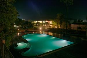Swimming pool sa o malapit sa The Tattwaa Corbett Spa & Retreat