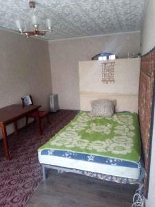 Окрема кімната без підселення в трикімнатній квартирі біля метро Оболонь في كييف: غرفة نوم صغيرة مع سرير وطاولة
