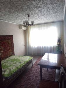 Окрема кімната без підселення в трикімнатній квартирі біля метро Оболонь في كييف: غرفة نوم بسرير وطاولة ونافذة