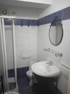 bagno con lavandino, servizi igienici e specchio di Casa Salvatore a Messina