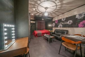 Tempat tidur dalam kamar di 飛騨高山 ホテル デリッシュ