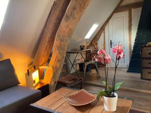 ein Wohnzimmer mit einem Sofa und einem Tisch in der Unterkunft La Maison Carpe Diem in Les Andelys