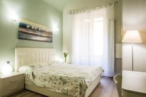 ナポリにあるParthenope Suite Roomsのベッドルーム(ベッド1台、窓付)