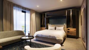 Een bed of bedden in een kamer bij Hotel de Schelde