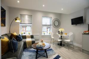 芬奇利的住宿－Aisiki Apartments at Stanhope Road, North Finchley, 3 Bedroom and 2 Bathroom Pet Friendly Duplex Flat, King or Twin beds with FREE WIFI，相簿中的一張相片