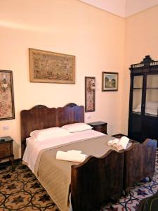 1 dormitorio con 1 cama con 2 toallas en B&B Dei Bottai, en Gallipoli