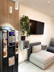 salon z kanapą i maszyną do popcornu w obiekcie Residence Stella w mieście Marina di Massa
