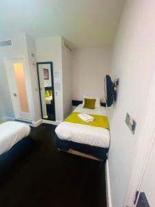 Postel nebo postele na pokoji v ubytování Bloomsbury Palace Hotel