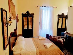 1 dormitorio con 1 cama con 2 toallas en B&B Dei Bottai, en Gallipoli