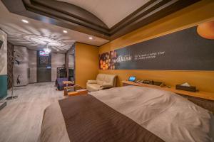 Tempat tidur dalam kamar di 飛騨高山 ホテル デリッシュ