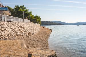 a rocky shore of a body of water at Apartmani Kristiana in Jezera