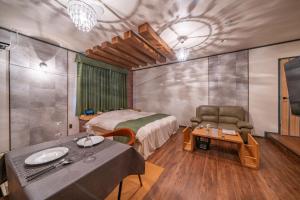 Tempat tidur dalam kamar di 飛騨高山 ホテル デリッシュ