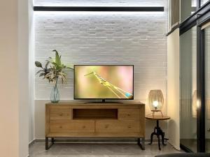 Televízia a/alebo spoločenská miestnosť v ubytovaní Tr2 Aparcamiento Incluido amplio y moderno loft cartuja de sevilla