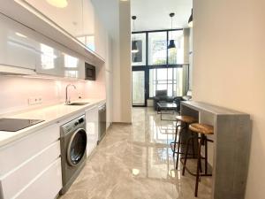 Kuchyňa alebo kuchynka v ubytovaní Tr2 Aparcamiento Incluido amplio y moderno loft cartuja de sevilla