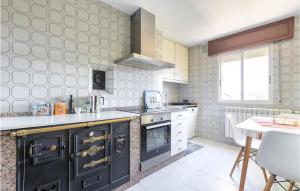 A cozinha ou cozinha compacta de Lovely Home In Rocha Vella With Kitchen