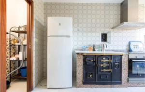 A cozinha ou cozinha compacta de Lovely Home In Rocha Vella With Kitchen