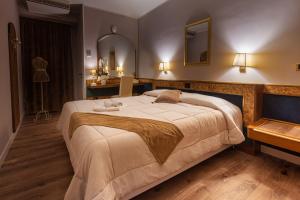 Postel nebo postele na pokoji v ubytování Hotel Villa Pigalle