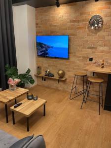 Televízia a/alebo spoločenská miestnosť v ubytovaní LOFT Mickiewicza