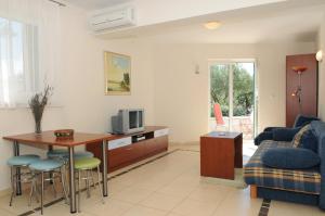 a living room with a couch and a table at Apartmani Kristiana in Jezera