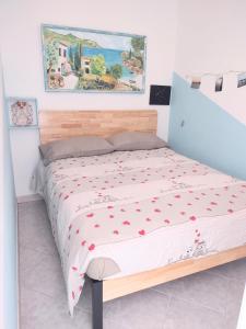 ヴェンティミリアにあるCasa Calandre Mareのベッドルーム1室(赤いハートのベッド1台付)