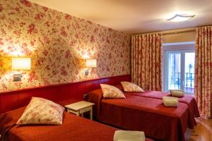 Кровать или кровати в номере Hostal Matheu