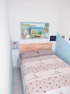 um quarto com uma cama com corações em Casa Calandre Mare em Ventimiglia