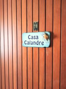 Um sinal que diz "casa calander" numa porta de madeira. em Casa Calandre Mare em Ventimiglia