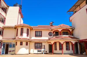 een oud gebouw met een blauwe lucht op de achtergrond bij Consular Resort Meru in Meru