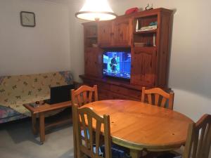 Televízia a/alebo spoločenská miestnosť v ubytovaní Apartment 350 meters from Playa del Cura