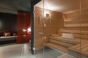 una sauna con una porta a vetri in una stanza di EmiLu Design Hotel a Stoccarda