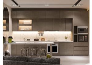 una cocina con armarios grises y taburetes de bar en Luxury Villa Inside Resort, en Bitez