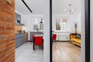 Kuchnia lub aneks kuchenny w obiekcie Apartments Osiedle Szkolne Cracow by Noclegi Renters
