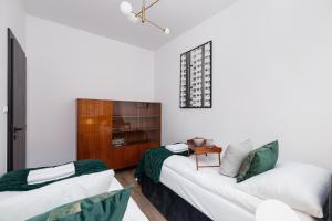 salon z kanapą i stołem w obiekcie Apartments Osiedle Szkolne Cracow by Noclegi Renters w Krakowie