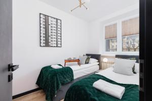 Łóżko lub łóżka w pokoju w obiekcie Apartments Osiedle Szkolne Cracow by Noclegi Renters