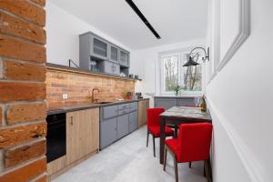 Virtuvė arba virtuvėlė apgyvendinimo įstaigoje Apartments Osiedle Szkolne Cracow by Renters