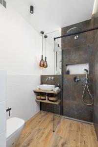 łazienka z prysznicem i umywalką w obiekcie Apartments Osiedle Szkolne Cracow by Noclegi Renters w Krakowie +27 zdjęć