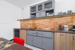 Kuchnia lub aneks kuchenny w obiekcie Apartments Osiedle Szkolne Cracow by Noclegi Renters