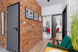 Telewizja i/lub zestaw kina domowego w obiekcie Apartments Osiedle Szkolne Cracow by Noclegi Renters