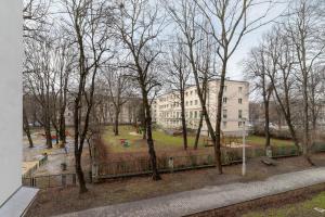 Ogród w obiekcie Apartments Osiedle Szkolne Cracow by Noclegi Renters