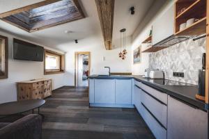 A kitchen or kitchenette at Wood Apartments by Trendlbrugger