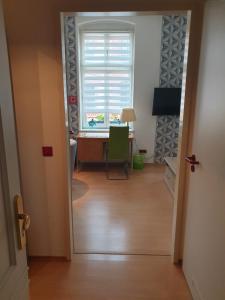 - un couloir avec une fenêtre et un bureau dans la chambre dans l'établissement Ferienwohnung, à Halle-sur-Saale