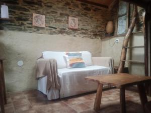 a room with a white chair and a wooden table at Cabaña Bioxana in Molejón