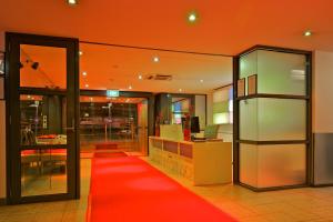einen roten Teppich in einem Gebäude mit einem roten Teppich in der Unterkunft Zero Davey Boutique Apartment Hotel in Hobart